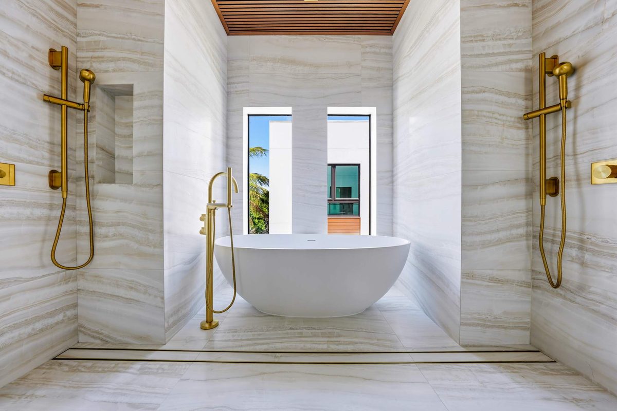 Le Reve spa bath